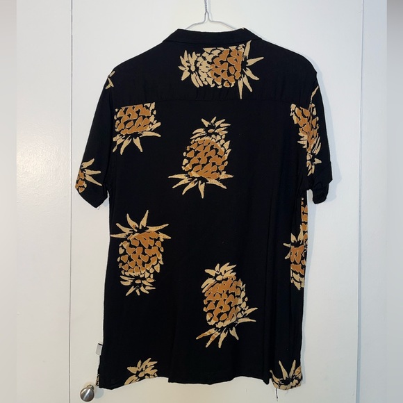 Soulstar Premium Camp Collar Shirt Black and Gold Pineapple Pattern Small - Picture 2 of 2